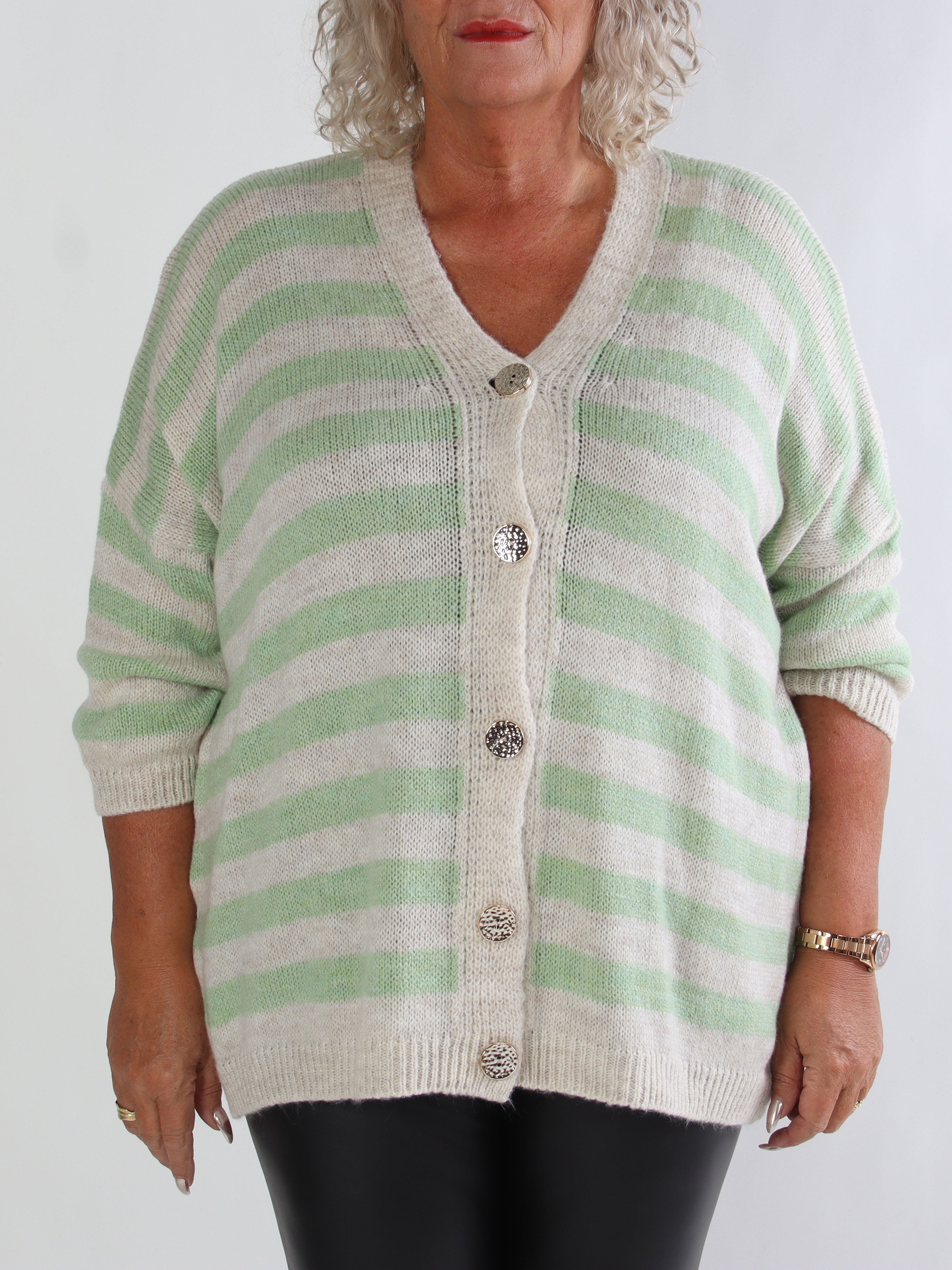 Parker - Randig stickad plus size kofta med stora guldknappar